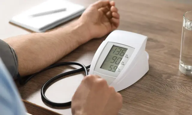 Ciśnieniomierz pokazuje 136/90/59. Zastanawiasz się, jakie ciśnienie przy zawale? To ważne, by monitorować swoje zdrowie.