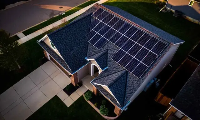 Maison avec panneaux solaires sur le toit, prête pour une déclaration cacsi.