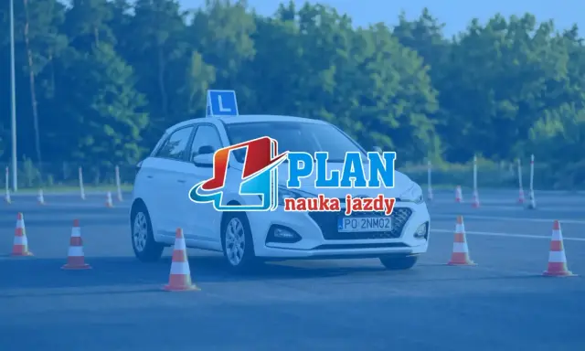 Biały samochód z literą "L" na dachu i pachołkami na placu manewrowym. To idealne miejsce na praktyczny egzamin na prawo jazdy.