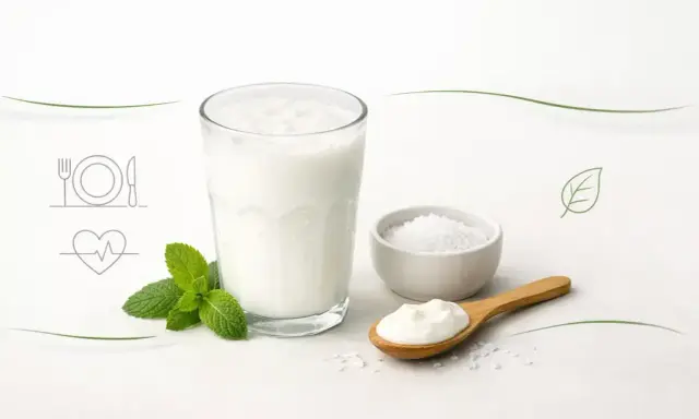 Szklanka orzeźwiającego napoju, miseczka soli i łyżka jogurtu. Czy ayran jest zdrowy? Tak, to świetny wybór dla serca i diety.