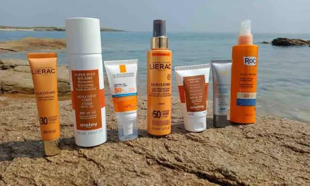 Produits solaires Lierac, Sisley, La Roche-Posay et Roc sur fond de mer. Idéal pour un capital bronzage en toute sécurité.
