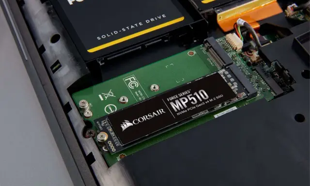Dysk NVMe PCIe Gen3 x4 M.2 SSD Corsair MP510 wewnątrz obudowy komputera. To jest odpowiedź na pytanie: nvme co to.