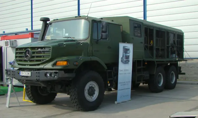 Zielony, terenowy Mercedes Zetros z zabudową, gotowy do pokonywania trudnych dróg.