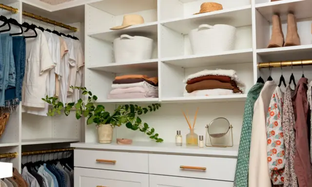 Un vestidor organizado con ropa colgada y doblada, cestas y sombreros. Ideas para como diseñar un vestidor funcional y estético.