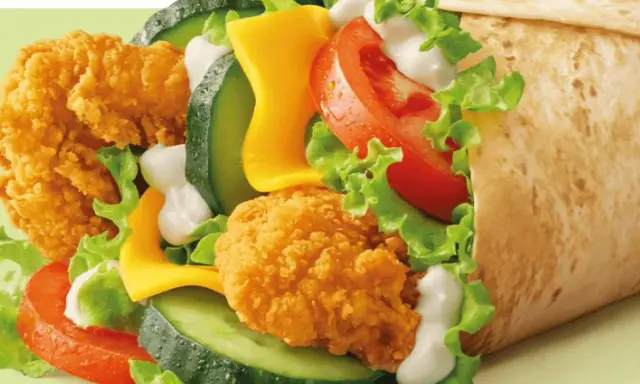 McWrap Bekon Deluxe: chrupiący kurczak, bekon, ser, warzywa i sos w tortilli. Pyszny i sycący, idealny na szybki posiłek.