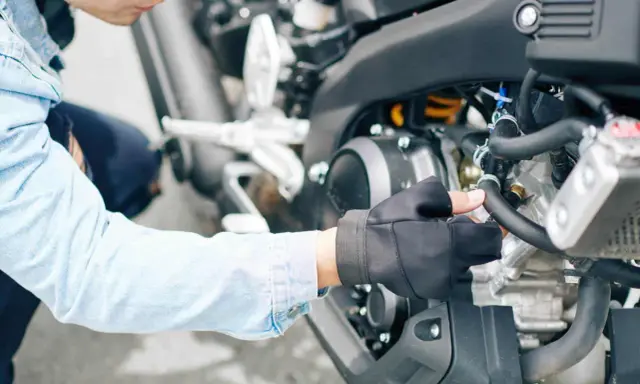 Wymiana oleju w motocyklu: co ile? Poradnik eksperta, by silnik służył lata