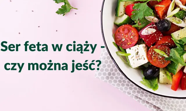 Sałatka z serem feta, pomidorami, ogórkiem i oliwkami na różowym tle.