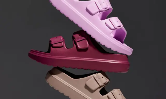 Trzy pary klapków w odcieniach różu, burgundu i beżu. Idealne buty do pracy stojącej, zapewniające komfort i wygodę.