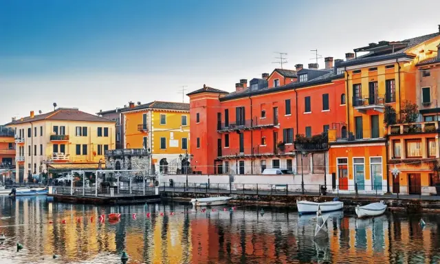 Colorate case affacciate sull'acqua, un invito a scoprire le città da visitare nel nord Italia.