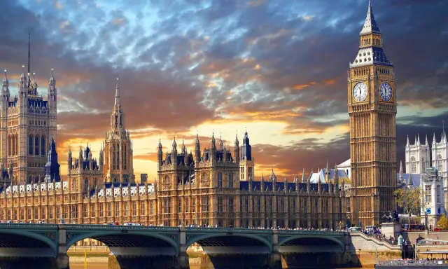 Big Ben und das Parlamentsgebäude in London bei Sonnenuntergang. Tolle London Tipps für deinen nächsten Trip!