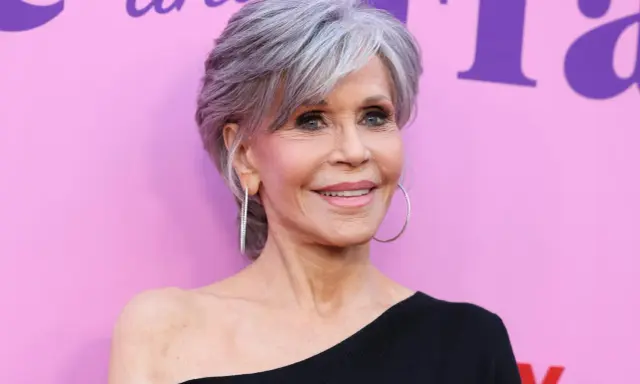 Jane Fonda luce un corte de pelo corto moderno y elegante, ideal para mujeres de 60 años.