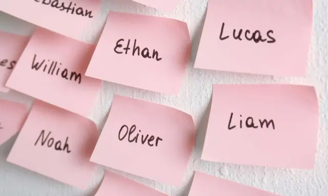 Różowe karteczki z popularnymi amerykańskimi imionami: Ethan, Lucas, Liam, Noah, Oliver, William.