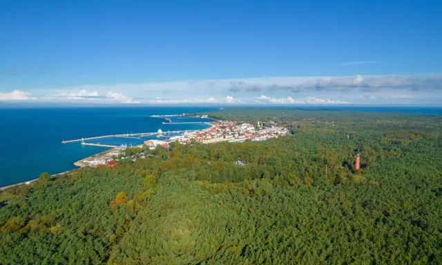 Widok na Półwysep Helski, gdzie warto zobaczyć urokliwe miasteczko, port i lasy.