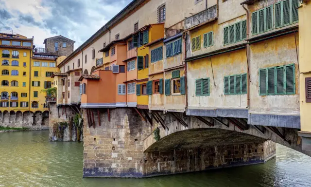 Ponte Vecchio a Firenze, un'icona da non perdere per chi visita la città. Ecco cosa vedere a Firenze in due giorni, partendo da questo gioiello.
