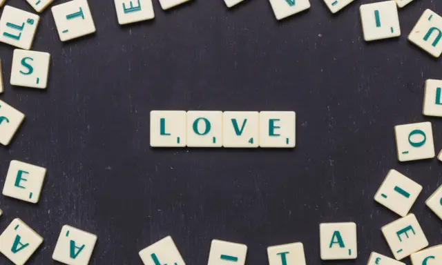 Litery układają się w "LOVE", tworząc uniwersalny język miłości.