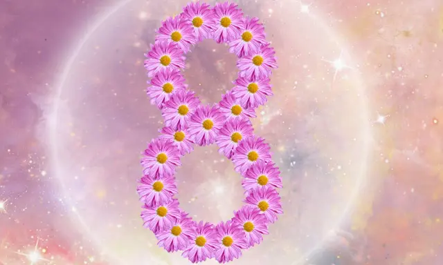 Ósemka z różowych kwiatów na tle kosmicznym. Symbolizuje 8 rok numerologiczny, czas obfitości i rozwoju.