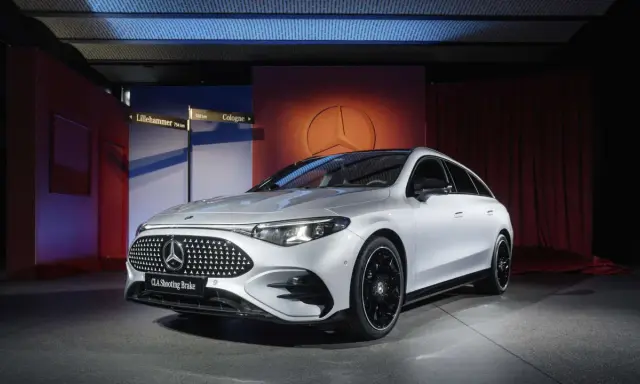 Silberner Mercedes CLA Shooting Brake Elektro auf einer Bühne, bereit für die Reise nach Köln.