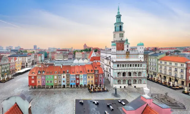 Poznański Rynek, jeden z największych rynków w Polsce, z kolorowymi kamieniczkami i renesansowym ratuszem.