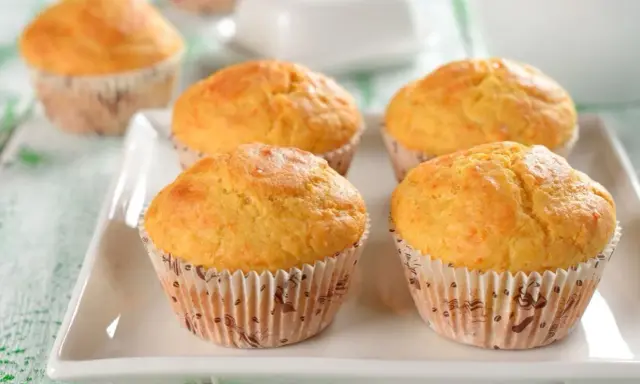 Wilgotne i puszyste muffinki na talerzu. Idealne do kawy, według prostego przepisu.