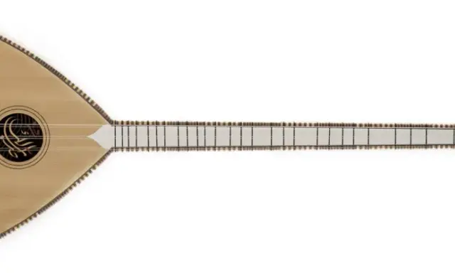 Un bouzouki en bois clair, orné d'une découpe en forme de piment, prêt à faire vibrer ses cordes.