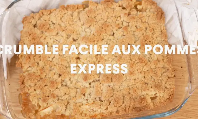 Crumble aux pommes doré et croustillant dans un plat en verre.