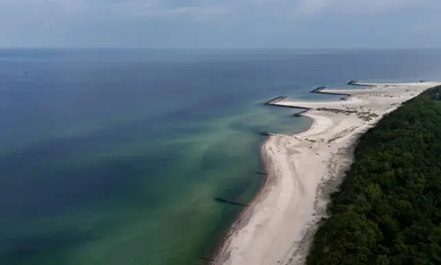 Piękna plaża i morze w Jarosławcu. Falochrony tworzą ciekawe kształty, a las dodaje uroku. To idealne miejsce na wypoczynek i odkrywanie atrakcji.