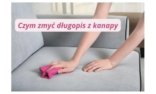 Ręka z różową ściereczką czyści szarą kanapę, pokazując, czym zmyć długopis z kanapy.