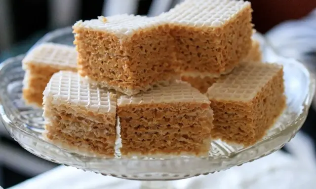 Słodkie wafle z mlekiem w proszku, ułożone na szklanej paterze. Idealne na deser.