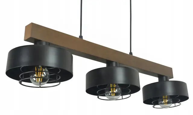 Stylowa lampa wisząca z drewnianą belką i trzema czarnymi kloszami z metalową kratką.