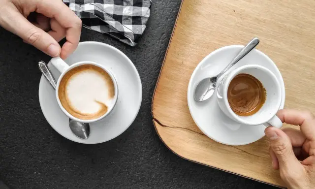 Zwei Espresso auf italienisch, einer mit Milchschaum, der andere schwarz, bereit zum Genießen.