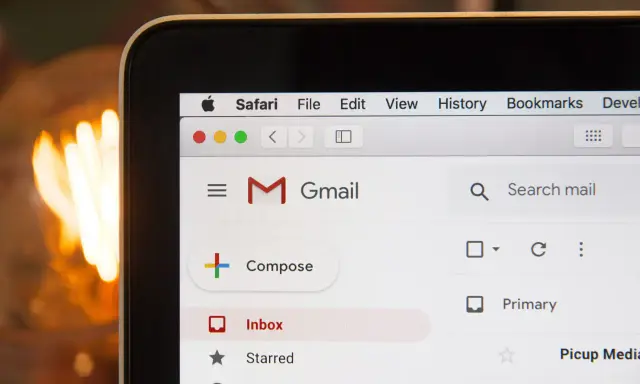 Ekran Gmail z menu Safari. Szukasz, jak zakończyć maila po angielsku? Tutaj znajdziesz inspirację do napisania idealnego zakończenia.