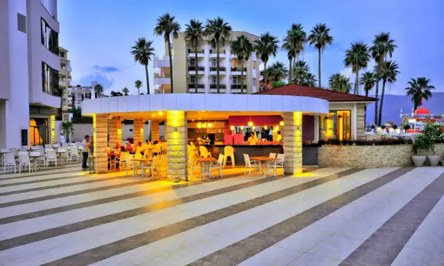 Wieczorny bar przy basenie, palmy, hotel. Wiele pozytywnych opinii o Golden Rock Beach Hotel.