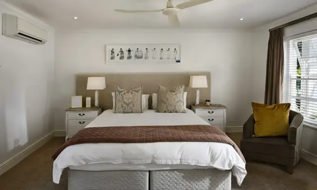 Chambre confortable avec lit douillet, prête à mettre en location sa résidence principale. Climatisation et ventilateur de plafond pour un séjour agréable.