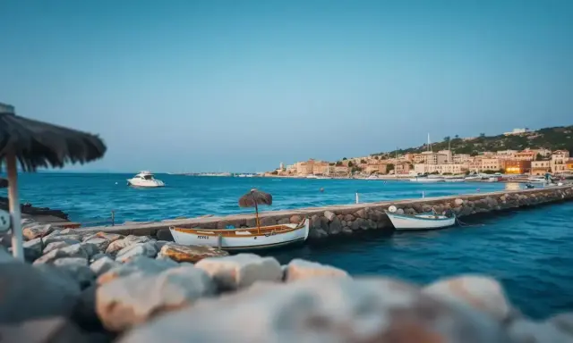 Widok na port z łodziami i miasteczkiem w tle. Idealne miejsce, by zastanowić się, jak dojechać z Larnaki do Ayia Napa.