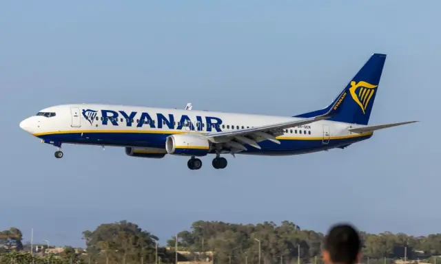 Samolot Ryanair zbliża się do lądowania. To może być jego pierwszy lot, ekscytujące chwile!