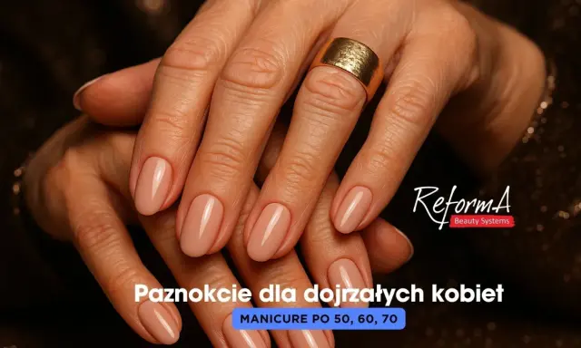 Eleganckie paznokcie dla dojrzałych kobiet, idealne na Dzień Kobiet. Delikatny beżowy manicure podkreśla piękno dłoni.
