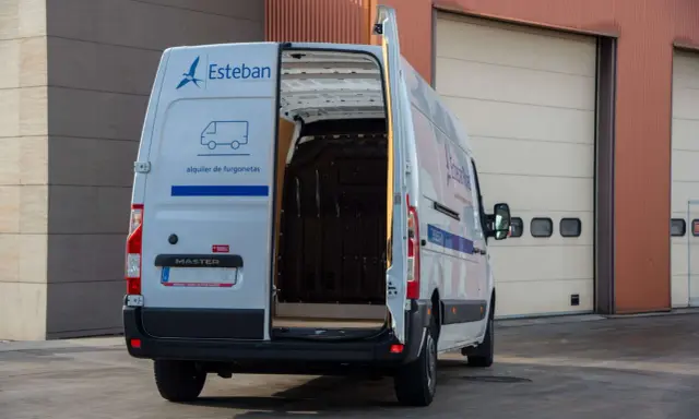 Camion blanco de alquiler de furgonetas, modelo Master, con puertas traseras abiertas. Ideal para mudanzas con carnet B.