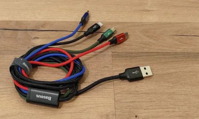 Kabel Baseus z różnymi końcówkami (USB-C, Lightning, Micro USB) zapewnia szybkie ładowanie i transfer danych dzięki technologii USB 3.0.