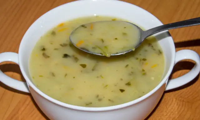 Aromatyczna zupa ogórkowa z koperkiem i marchewką. Idealne jakie przyprawy do zupy ogórkowej? Koperek i pieprz!