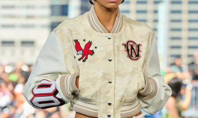 Kurtka bomberka w kolorze off-white od Virgil Abloh z haftowanym orłem i monogramem.