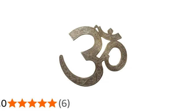 En vacker Om-symbol i metall, med intrikata mönster, som symboliserar om shanti och inre frid.