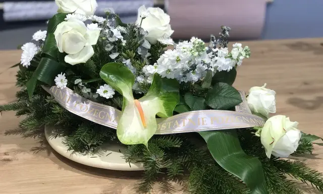 Ile kosztuje wiązanka pogrzebowa? Ceny i wybór bez stresu