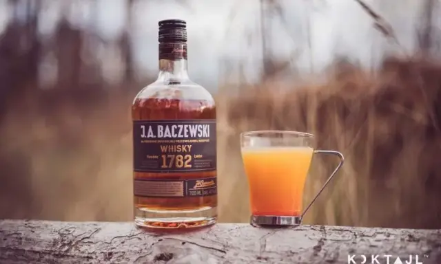 Whisky cynamonowa: Od shota po grzańca! Drinki i przepisy.