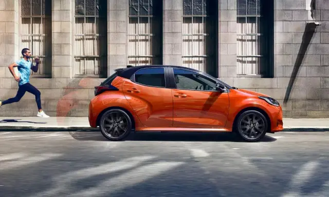 Ile paliwa do Yaris III? Bak 42L/36L i zaskakujący zasięg hybrydy