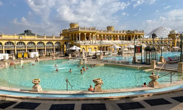 Budapeszt termy cennik: relaks w basenach Széchenyi. Woda ma 32°C, idealna na zwiedzanie stolicy Węgier.