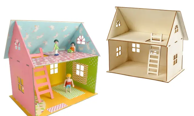 Plan maquette maison en bois décorée avec des figurines, et une autre maison en bois brute.