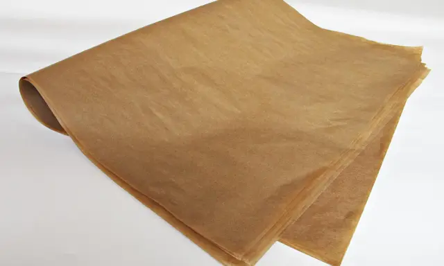 Zrolowany papier typu kraft, idealny do pakowania lub pieczenia.