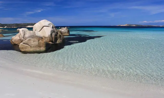 Spiagge La Maddalena raggiungibili a piedi: sabbia bianca, rocce granitiche e acque cristalline turchesi. Un paradiso naturale.