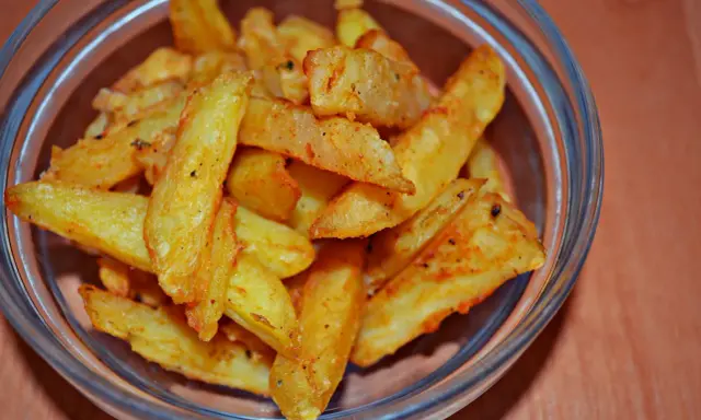 Frytki z piekarnika: Ile kcal? Zdrowsza wersja i przepis
