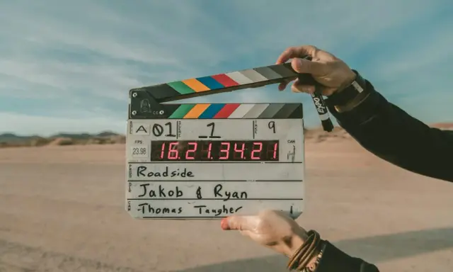 Klapka filmowa z napisem "Roadside", sceną 1, ujęciem 9. To opis filmu po angielsku, gotowy do rozpoczęcia zdjęć.